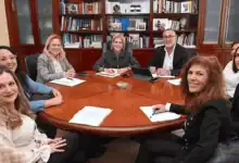 María José García-Pelayo en una reunión con la Asociación Uniper sobre enfermedades raras en Jerez.