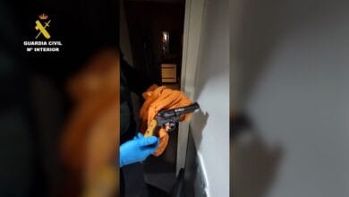 Arma de fuego incautada por la Guardia Civil en Almería tras desarticular una red de narcotraficantes.