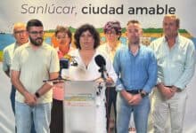 Grupo de personas en una rueda de prensa en Sanlúcar, ciudad amable.