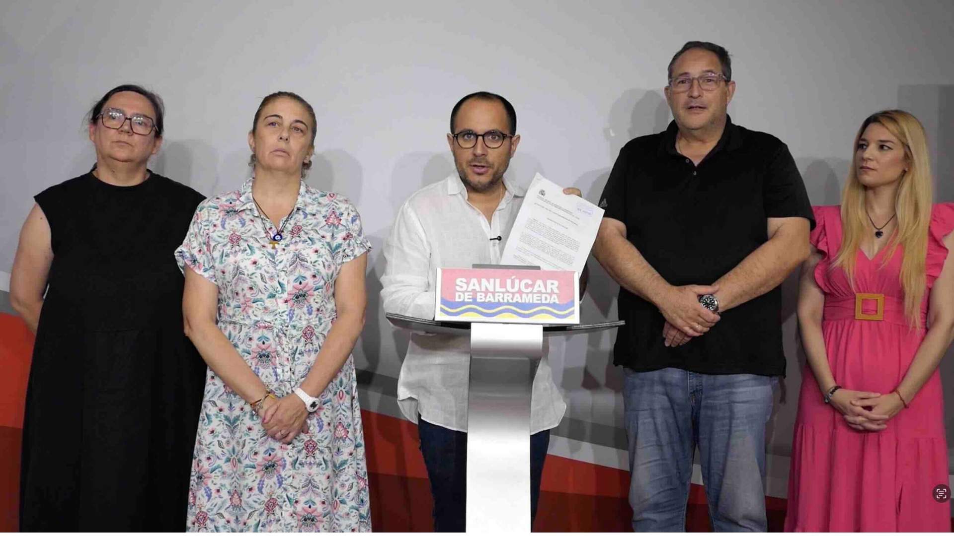 Representantes del PSOE de Sanlúcar de Barrameda durante una rueda de prensa sobre la presunta prevaricación en el contrato de la sal.