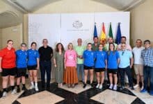 Homenaje a equipo femenino de fútbol sala en Jerez con autoridades locales.