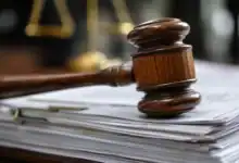 Martillo de juez sobre documentos legales en despacho de abogados.