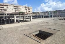 Obra en construcción en Jerez con estructura de hormigón y vallado.