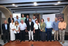 Fotografía de grupo de los asistentes y organizadores durante la presentación de la Gala de la Hostelería de Jerez 2026 en los Museos de La Atalaya.